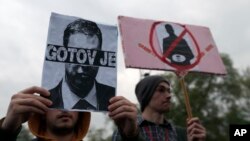 Protest u Beogradu, 5. april 2017. (AP Photo/Darko Vojinovic)