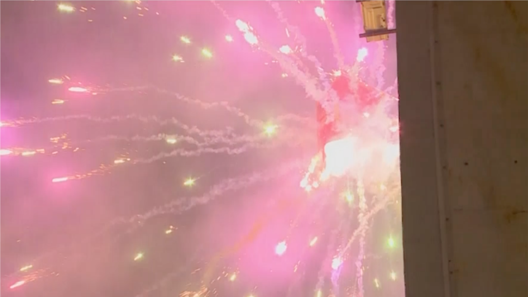 Trenutak kada svetleća raketa pogađa crnogorsku zastavu, Foto: video grab