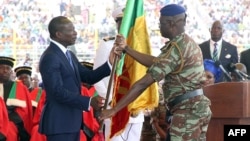 Patrice Talon (kiri) pada upacara pengambilan sumpah sebagai Presiden Benin di stadion Charles de Gaulle, Porto-Novo, Benin Rabu (6/4).