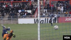 FILE: Usele ebambe umoya unozinti weqembu le Ngezi Platinum Stars uNelson Chadya eselitshayele emambuleni umdlali weqembu le Highlanders