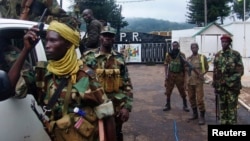 Combatentes da coligação rebelde centro-africana Seleka na chegada a capital Bangui, Mar 2013.