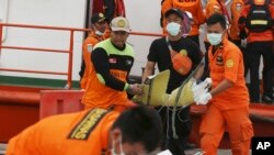 Los equipos de recuperación mueven los restos del avión Lion Air que se estrelló en el mar de Java en el puerto de Tanjung Priok en Yakarta, Indonesia, el sábado 3 de noviembre de 2018. 
