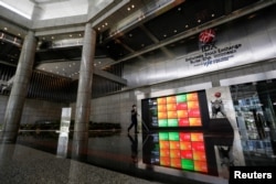 Seorang petugas membersihkan lantai di dekat papan elektronik indeks pasar saham di Bursa Efek Indonesia (BEI), di tengah pandemi COVID-19 di Jakarta, 8 September 2020. (Foto: dok).