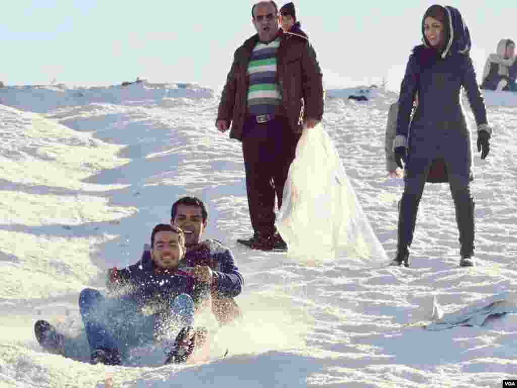 سر سره روی برف در پیست آبعلی فیروزکوه تهران عکس: صداقتی (ارسالی شما) 