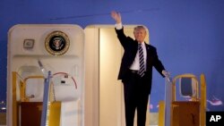 El presidente Donald Trump llegó a Hanoi, Vietnam, a bordo del Air Force One el sábado, 11 de noviembre de 2017.