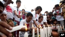 Journalists offer candles at Sule pagoda to mark the International Day to End Impunity for Crime against Journalists in Yangon, Myanmar, Nov 2, 2014.