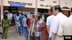 A scene at a polling station in Kampong Cham town, northeast of Cambodia's capital Phnom Penh, file photo. (Heng Reaksmey/VOA Khmer)