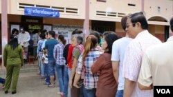 A scene at a polling station in Kampong Cham town, northeast of Cambodia's capital Phnom Penh, file photo. (Heng Reaksmey/VOA Khmer) 