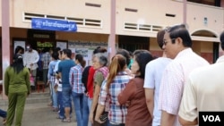 Cử tri xếp hàng chờ bỏ phiếu tại thị trấn Kampong Cham, phía đông bắc của thủ đô Phnom Penh (Ảnh: Heng Reaksmey/VOA Khmer) 