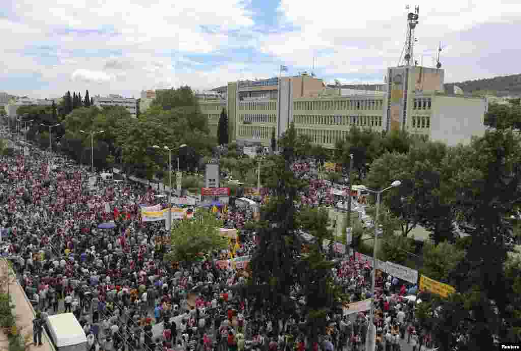 Protesters hold a rally outside Greek state broadcaster ERT headquarters, Athens June 13, 2013. 