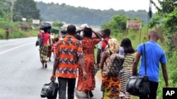 Families flee from the Abobo district of Abidjan, February 23, 2011