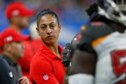 Maral Javadifar salah satu dari dua perempuan yang menjadi asisten pelatih Tampa Bay Buccaneers.