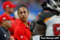 Maral Javadifar salah satu dari dua perempuan yang menjadi asisten pelatih Tampa Bay Buccaneers.