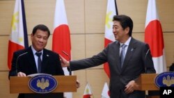 아베 신조 일본 총리(오른쪽)와 로드리고 두테르테 필리핀 대통령이 26일 도쿄에서 정상회담에 이어 공동 기자회견을 하고 있다.