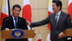 Duterte se reunió con el primer ministro japonés, Shinzo Abe, quien ha subrayado los fuertes vínculos con Washington.