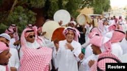 Saudi youths dance as they celebrate Eid al-Fitr in Riyadh, Aug. 19, 2012.