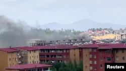 Des fumées sont vues à Addis-Abeba lors des manifestations déclenchées par la mort du musicien Oromo Haacaaluu Hundeessaa en Éthiopie, le 30 juin 2020,