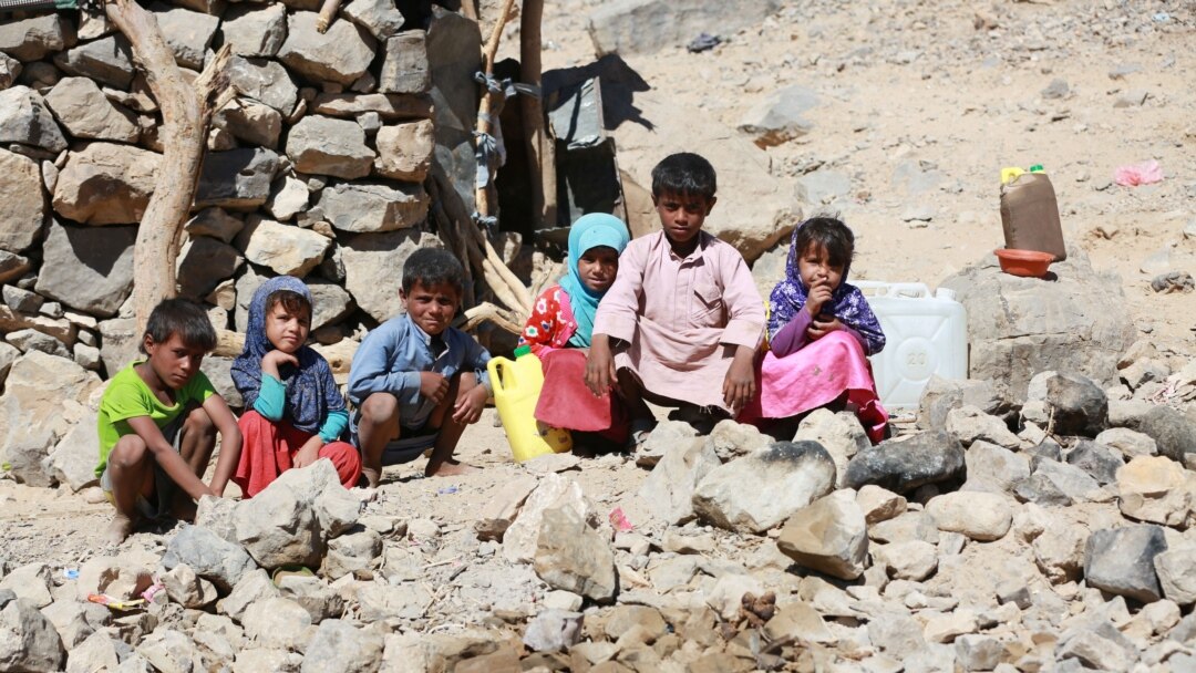 Anak-anak Yaman yang terlantar terlihat di kamp pengungsi yang terletak di antara Marib dan Sanaa, Yaman, 29 Maret 2018. (Foto: REUTERS/Ali Owidha)