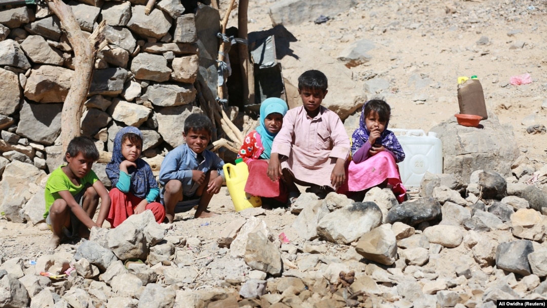 Anak-anak Yaman yang terlantar terlihat di kamp pengungsi antara kota Marib dan Sanaa. (Foto: REUTERS/Ali Owidha)