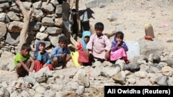 Anak-anak Yaman yang terlantar terlihat di kamp pengungsi antara kota Marib dan Sanaa. (Foto: REUTERS/Ali Owidha)