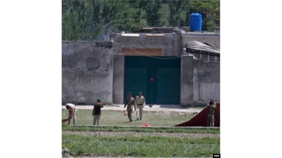 Angkatan bersenjata Pakistan melepas terpal yang menutupi kompleks persembunyian bin Laden di Abbottabad, Selasa (3/5).