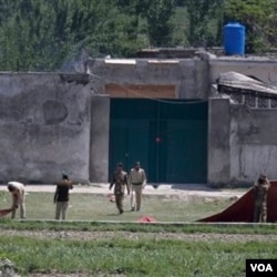 Angkatan bersenjata Pakistan melepas terpal yang menutupi kompleks persembunyian bin Laden di Abbottabad, Selasa (3/5).