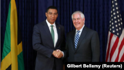 El primer ministro de Jamaica, Andrew Holness, saluda al secretario de Estado de Estados Unidos, Rex Tillerson, en Kingston. 7 de febrero 2018. REUTERS/Gilbert Bellamy