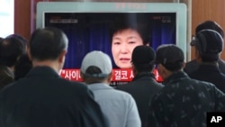 People watch a live broadcast of South Korean President Park Geun-hye's addressing to the nation, at the Seoul Railway Station in Seoul, South Korea, Nov. 4, 2016. Park took sole blame Friday for a heartbreaking scandal that threatens her government.