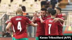 Des joueurs marocains célèbrent après avoir marqué le premier but lors du match de football du Groupe C de la Coupe d'Afrique des Nations (CAN) 2021 entre le Maroc et les Comores au Stade Ahmadou Ahidjo à Yaoundé le 14 janvier 2022. 