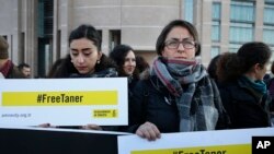 Human rights activists stage a protest demanding the release of Amnesty International's Taner Kilic, outside a court in Istanbul, Turkey. (File)