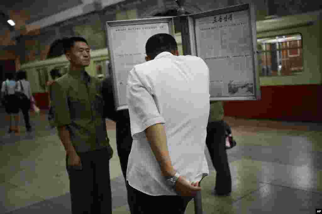 1일 북한 평양의 지하철 역에서 주민들이 신문을 읽고 있다.