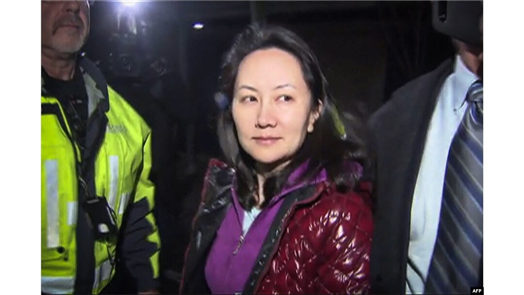 Dalam cuplikan siaran TV yang dirilis oleh CTV kepada AFP menunjukkan CFO Huawei Technologies Meng Wanzhou saat dia keluar dari pengadilan setelah sidang jaminan di Pengadilan Tinggi British Columbia Superior di Vancouver, British Columbia, 11 Desember 2018.