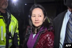 Dalam cuplikan siaran TV yang dirilis oleh CTV kepada AFP menunjukkan CFO Huawei Technologies Meng Wanzhou saat dia keluar dari pengadilan setelah sidang jaminan di Pengadilan Tinggi British Columbia Superior di Vancouver, British Columbia, 11 Desember 2018.