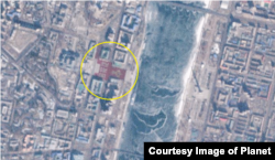 지난 2월 초 평양 김일성 광장을 찍은 위성사진. 광장 중심부(노란 원)에 대규모 인파가 ‘김정은’이라는 글자와 노동당 마크를 만들었다. 사진 제공: Planet Labs.