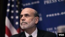 Ben Bernanke dijo que las tasas de interés deben mantenerse bajas para promover el crecimiento y reducir el desempleo.