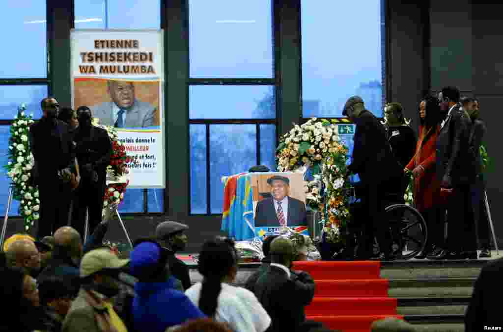 Lors d'une cérémonie à Bruxelles, des personnes se sont réunies pour rendre un dernier hommage à Etienne Tshisekedi, en Belgique, le 5 février 2017.