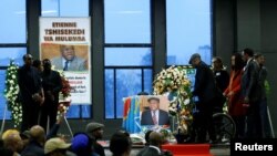 Lors d'une cérémonie à Bruxelles, des personnes se sont réunies pour rendre un dernier hommage à Etienne Tshisekedi, en Belgique, le 5 février 2017.