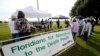 Sejumlah warga berkumpul menentang hukuman mati dalam aksi di depan penjara negara bagian Florida di Starke, Florida, pada 10 Juli 2014. (Foto: AP/Phil Sandlin)