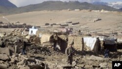 Hiện trường sau một vụ đánh bom tại tỉnh Wardak ở Afghanistan. 