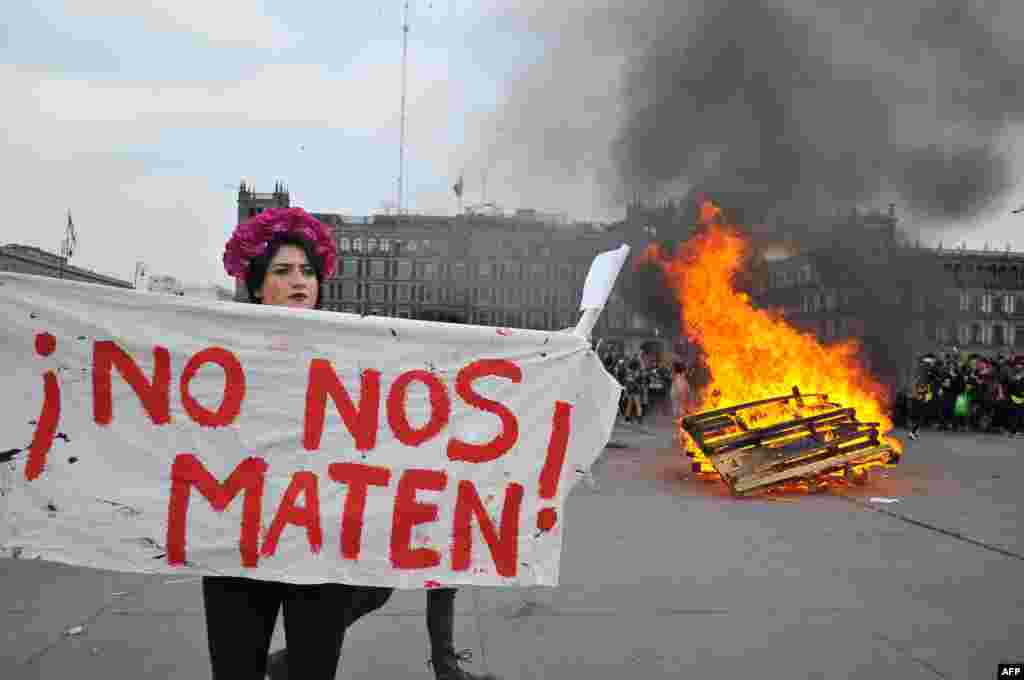 Mulheres participam em protesto no Dia Internacional da Mulher na Cidade do México, México. 8 de Março 2020. O cartaz diz &quot;Não nos matem&quot;, em espanhol