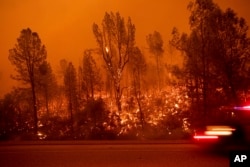 Vatra gori duž autoputa 299 u mestu Šasta u Kaliforniji.