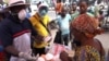 Un marchand opportuniste de masques, au marché Total de Bacongo, à Brazzaville, le 19 mars 2020 (VOA/Arsène Séverin) 