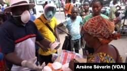 Un marchand opportuniste de masques, au marché Total de Bacongo, à Brazzaville, le 19 mars 2020 (VOA/Arsène Séverin)