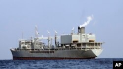 Kapal pendukung angkatan laut Iran, Kharg. Kharg, kapal perang terbesar di angkatan laut Iran, dilaporkan terbakar dan kemudian tenggelam pada Rabu, 2 Juni 2021, di Teluk Oman. (Tentara AD Iran via AP)