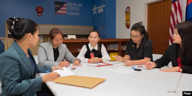 Five Cambodian women entrepreneurs discuss during a meeting at the U.S. Embassy in Phnom Penh, before they head to the United States to take part in a leadership program sponsored by the U.S. State Department, in Phnom Penh, Sept. 10, 2018. (Rick Albertson, U.S. Embassy in Cambodia)