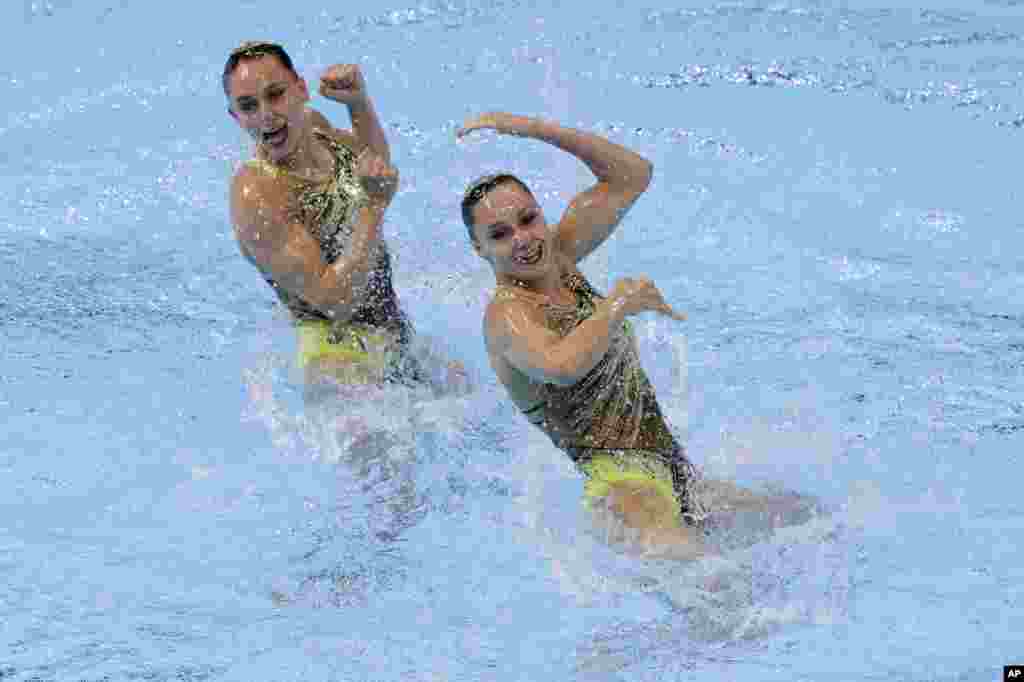 حواشی مسابقات جهانی شنا در کره جنوبی - این دو ورزشکار از فرانسه، در حال شنا و رقص موزون در مسابقات کره جنوبی هستند.&nbsp;
