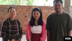 Chea Sokunthea, 22, with her parents in Bek Peang village, Kampong Cham province, on August 20, 2019 (Sun Narin/VOA Khmer)