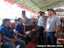 Ketua KPU Arief Budiman berbincang dengan warga binaan saat meninjau pemungutan suara pemilihan legislatif dan pemilihan presiden 2019 di Rutan Cipinang, Jakarta Timur, 17 April 2019. (Foto: Fathiyah Wardah/VOA)