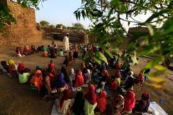 Kelas Baca Al-Qur'an di Bulan Ramadan khusus perempuan di Khalwa Syekh Tigani di wilayah Tulus, selatan Darfur, Sudan, 6 Juni 2017. (REUTERS/Mohamed Nureldin Abdallah)