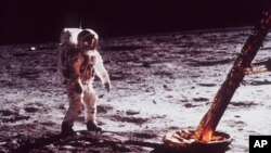 1969年7月宇航员奥尔德林在月球上行走
